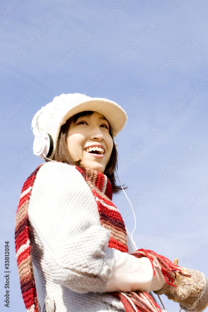 Fototapeta premium 音楽を聞く女性