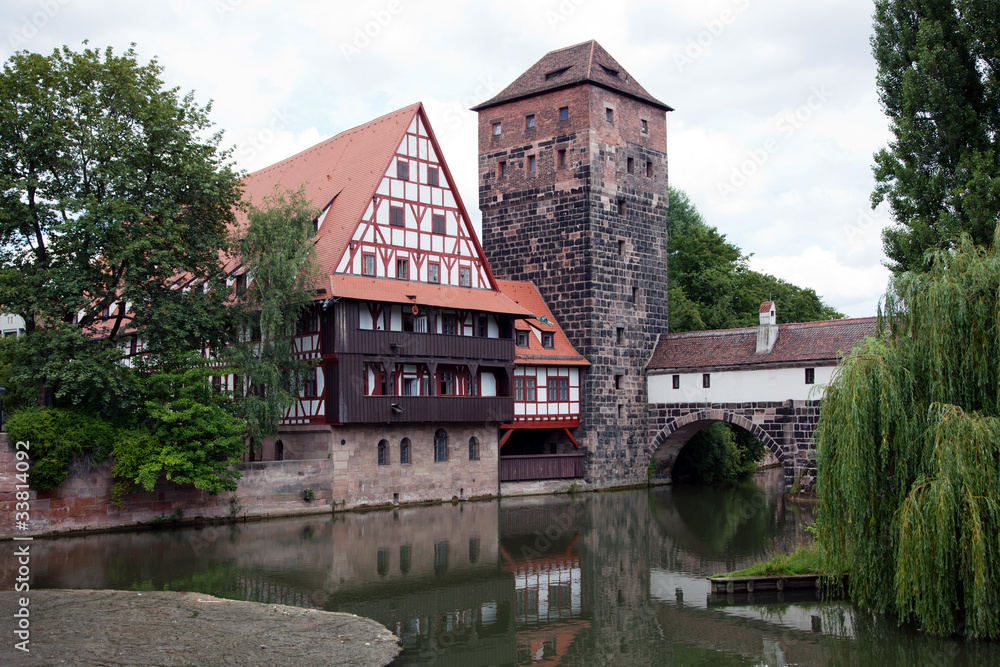 Fototapeta premium Altstadt von Nuernberg mit Henkerturm 898