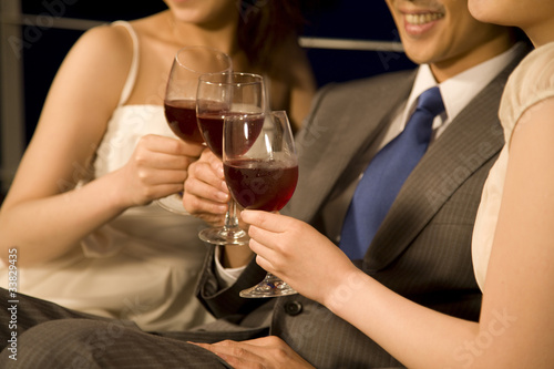 ワインで乾杯する男女 © paylessimages