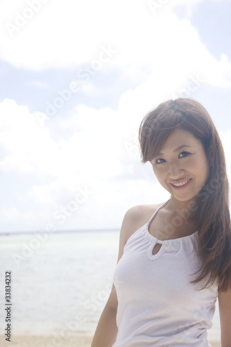 ビーチに立つ女性 © paylessimages