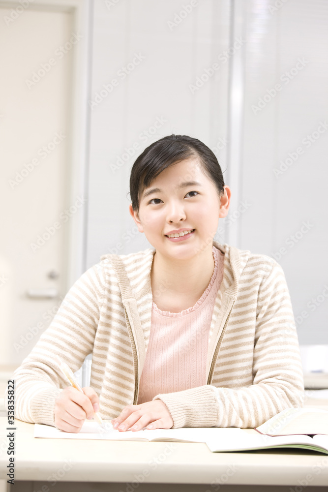 塾で勉強する女の子