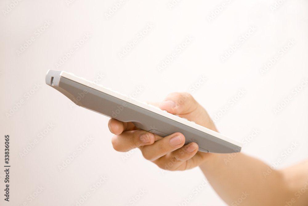 Fototapeta premium テレビをつける女性の手元