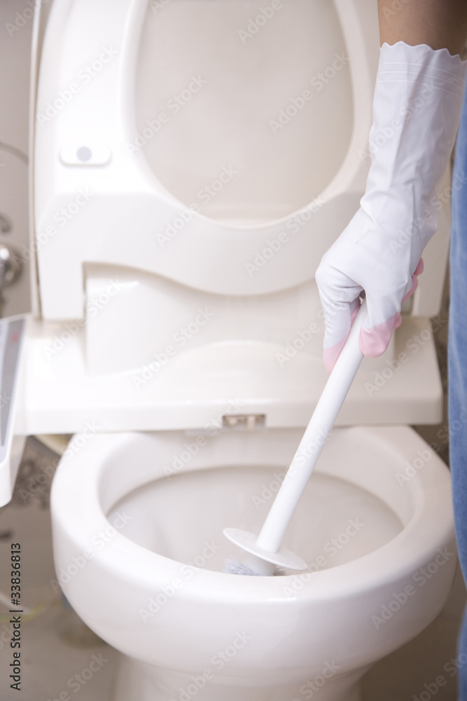 トイレ掃除をする女性の手元 Stock Photo Adobe Stock トイレ掃除をする女性の手元 Stock Photo Adobe Stock