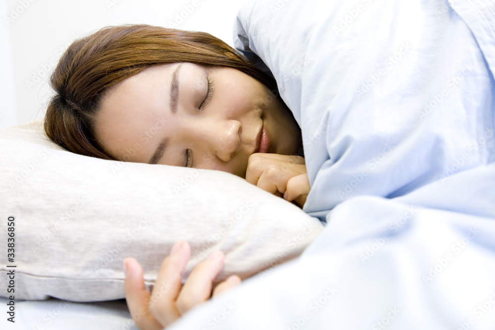 ベッドで眠る女性 ベッドで眠る女性