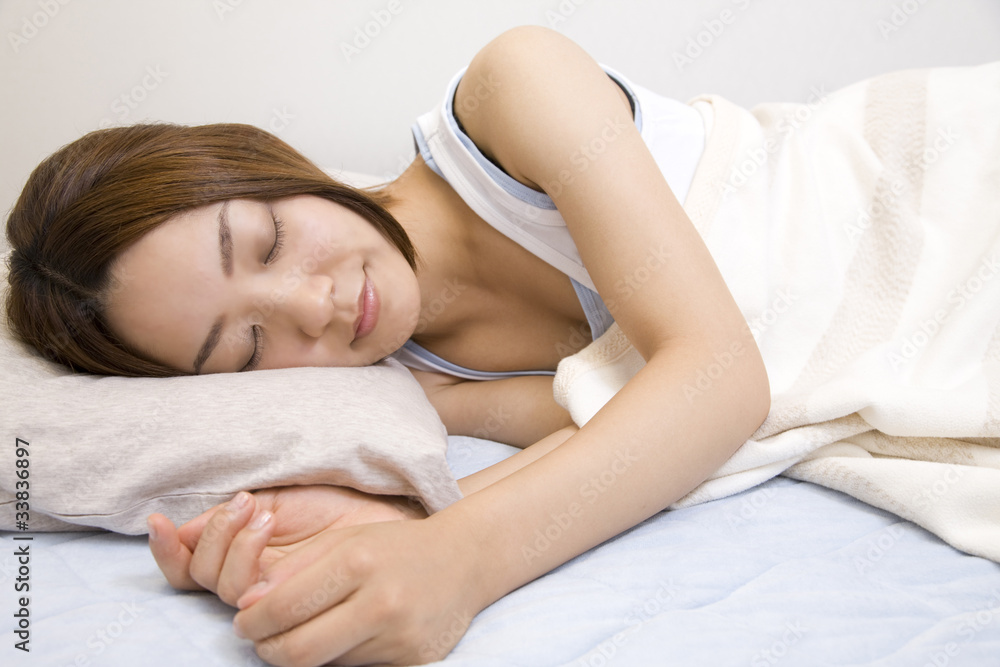ベッドで眠る女性 ベッドで眠る女性