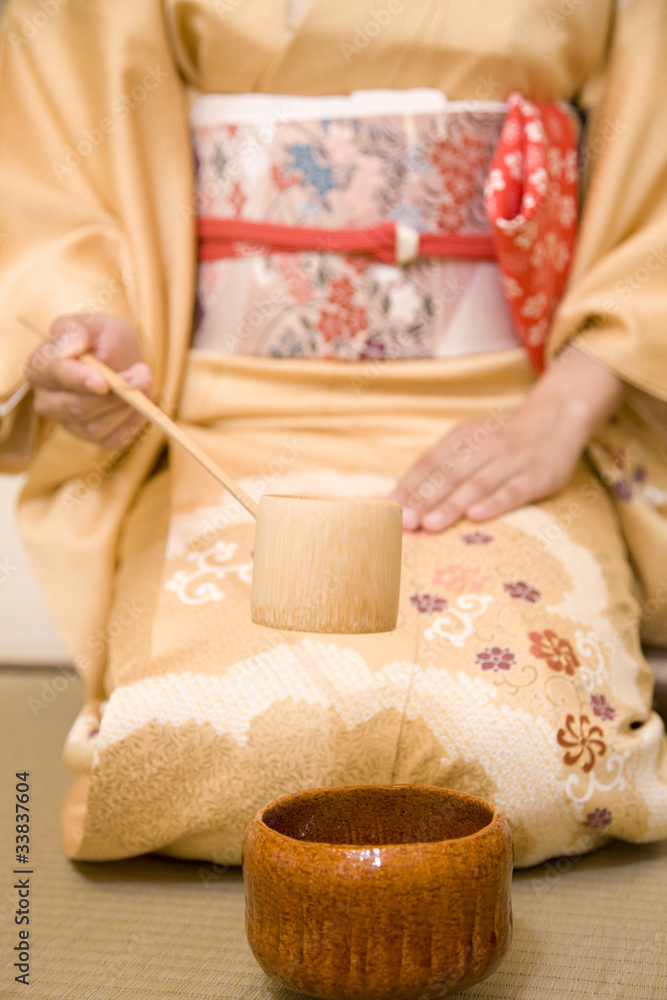 柄杓を持った女性