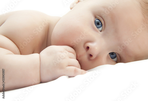 Малыш с голубыми глазами крупным планом