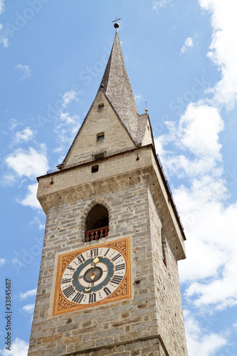 Historischer Kirchturm in Südtirol mit blauem Himmel