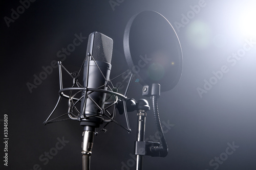 Studio Mikrofon mit Spinne und Filter Nahaufnahme #33845809
