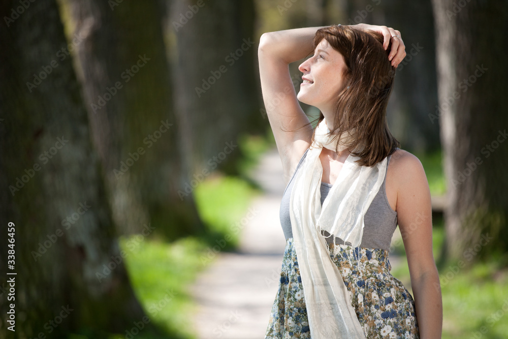 Junge Frau genießt den Frühling Junge Frau genießt den Frühling