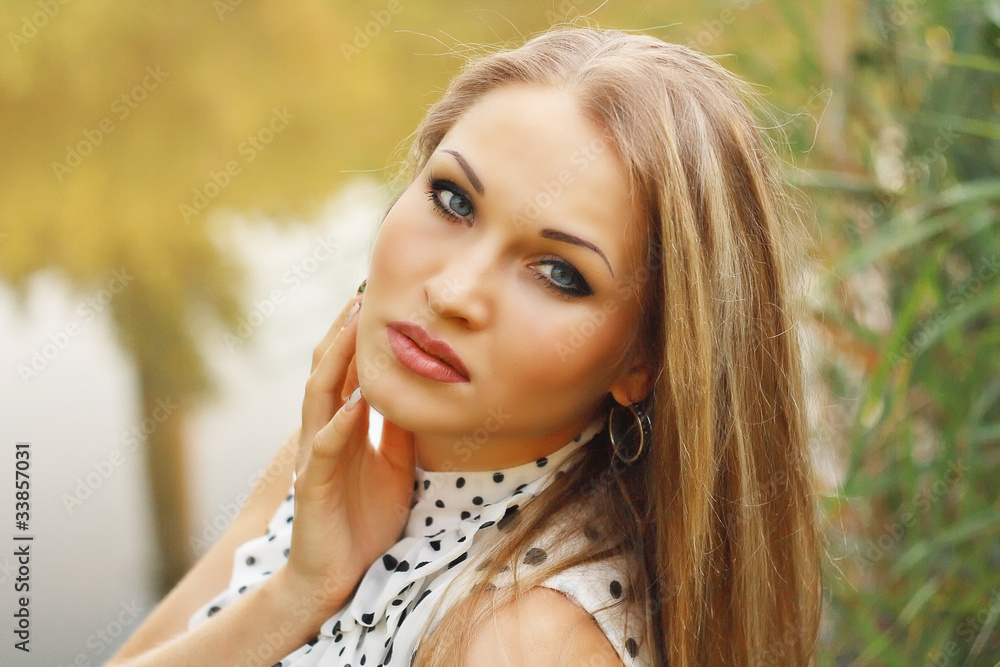 Naklejka premium beautiful blonde girl in white gown