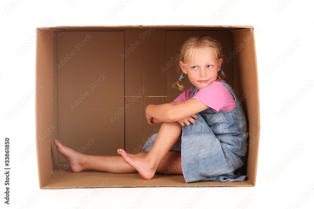 Mädchen im Karton