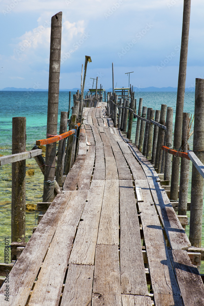Fototapeta premium Wooden jetty in tropical waters