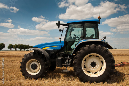 tracteur pendant la moisson