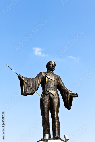 Bronze ringmaster statue