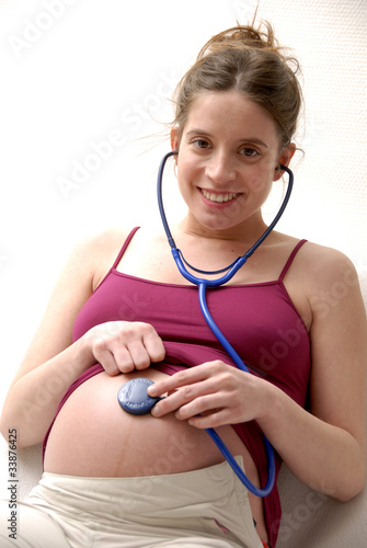 femme enceinte stéthoscope © dalaprod