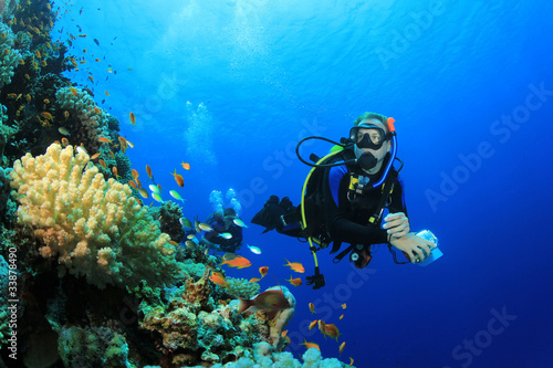 Foto Scuba Diver explores Coral Reef in Tropical Sea