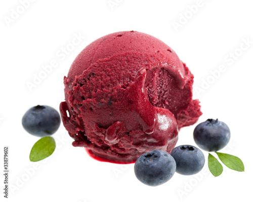 Heldelbeereis mit Beeren auf weißem Hintergrund photo