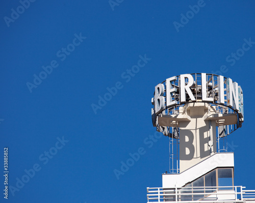 Schriftzug Berlin auf dem Dach eines Hauses