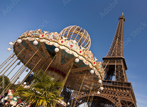 La tour Eiffel et un carrousel - Paris © Delphotostock