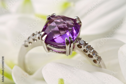 Foto anello con ametista e brillanti