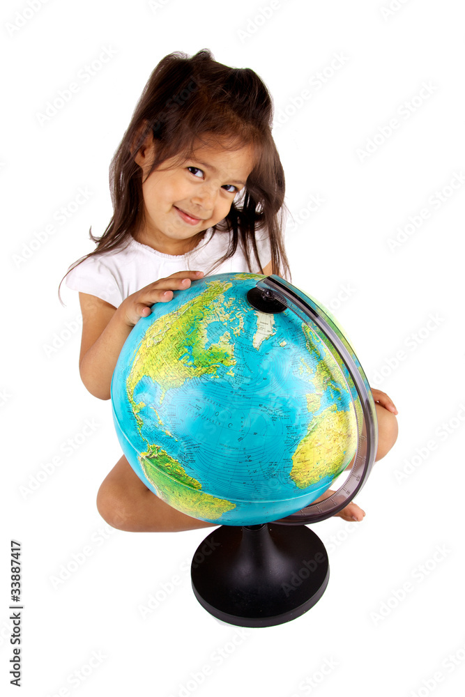 petite fille qui regarde le globe térrestre petite fille qui regarde le globe térrestre
