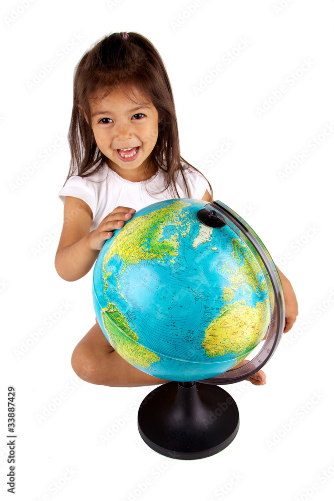 petite fille qui regarde le globe térrestre petite fille qui regarde le globe térrestre