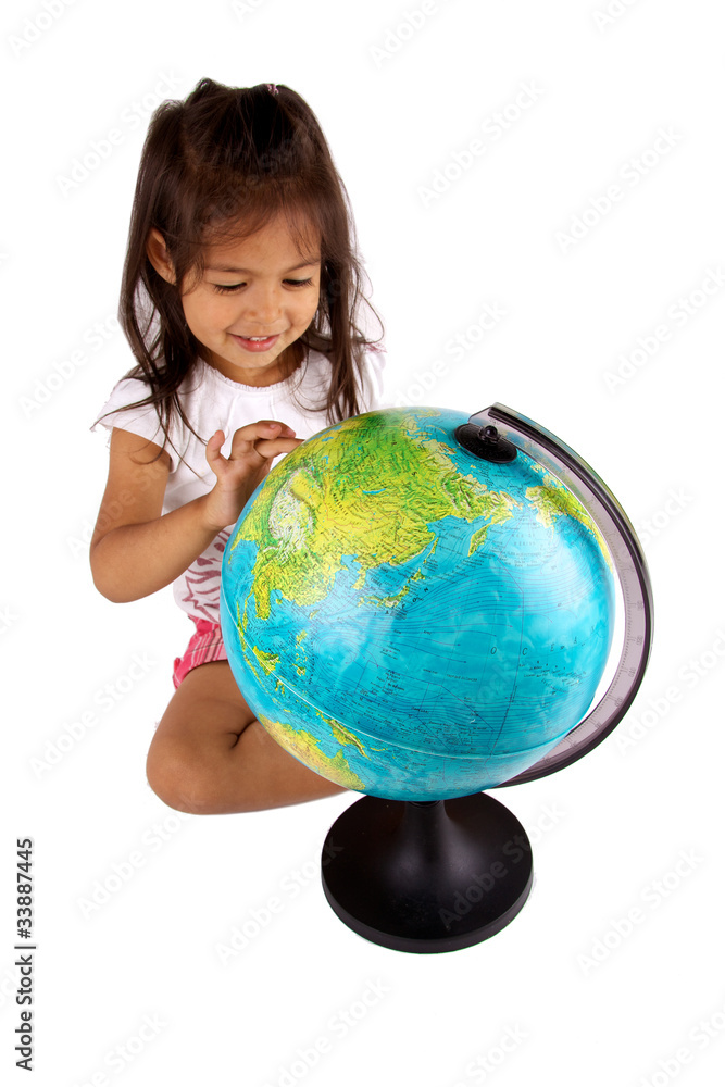 petite fille qui regarde le globe térrestre petite fille qui regarde le globe térrestre