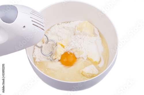 Studioaufnahme- Teig kneten mit einem Handmixer