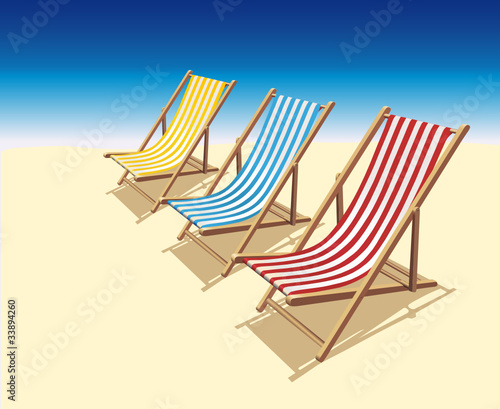 Drei Liegestühle am Strand