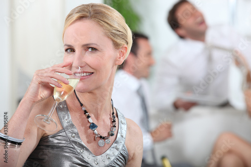 Canvas Print Woman drinking champagne at a party