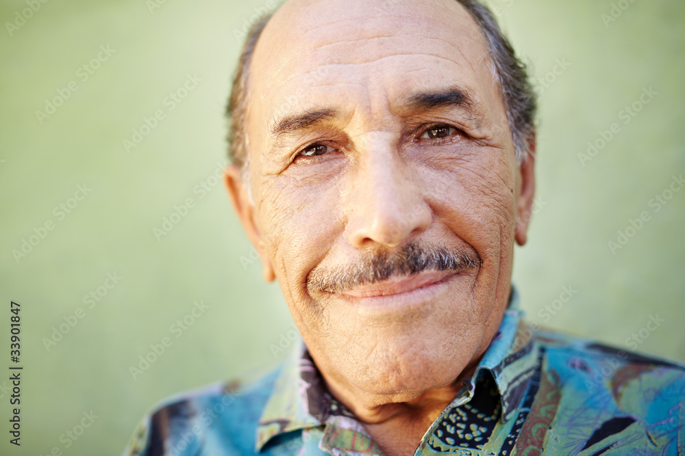Obraz premium aged latino man smiling at camera
