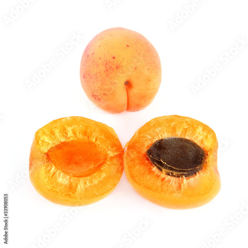 abricots sur fond blanc