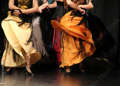 Dos mujeres bailando flamenco