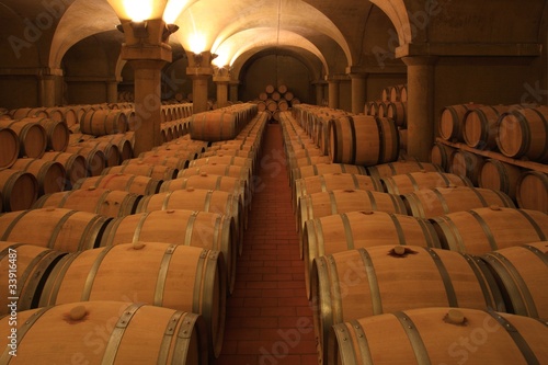 Weinkeller Barrique Rotwein Holzfässer Piemont, Italien