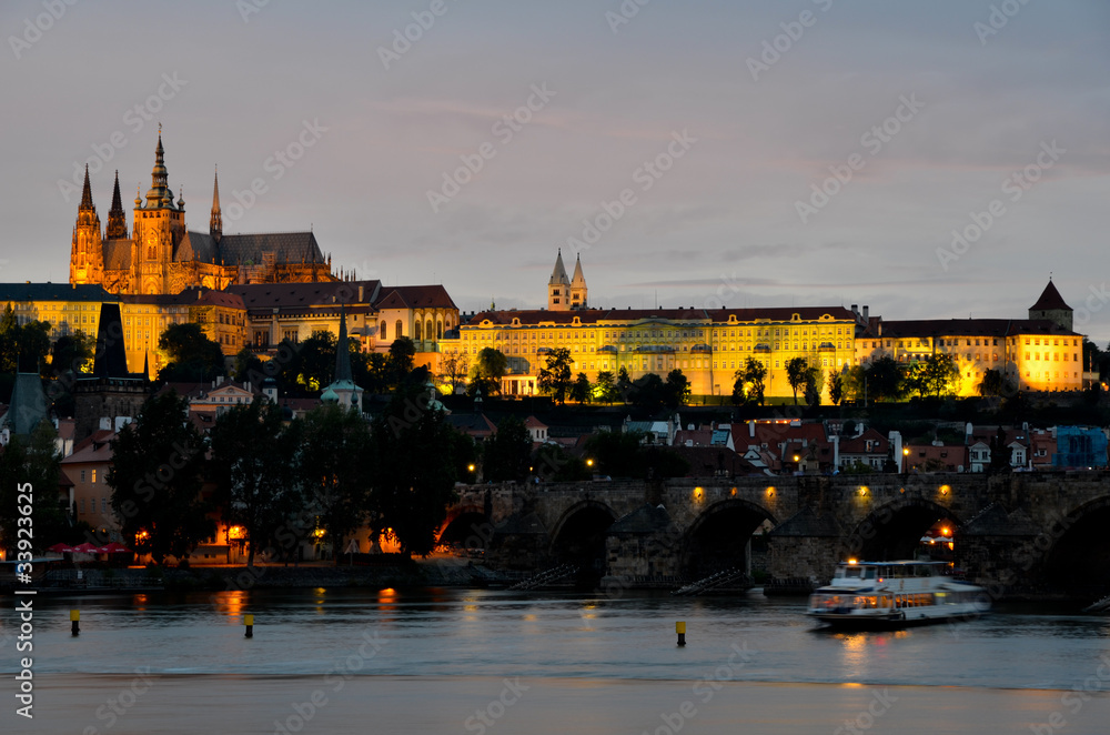 Obraz premium Tombée de nuit sur Prague
