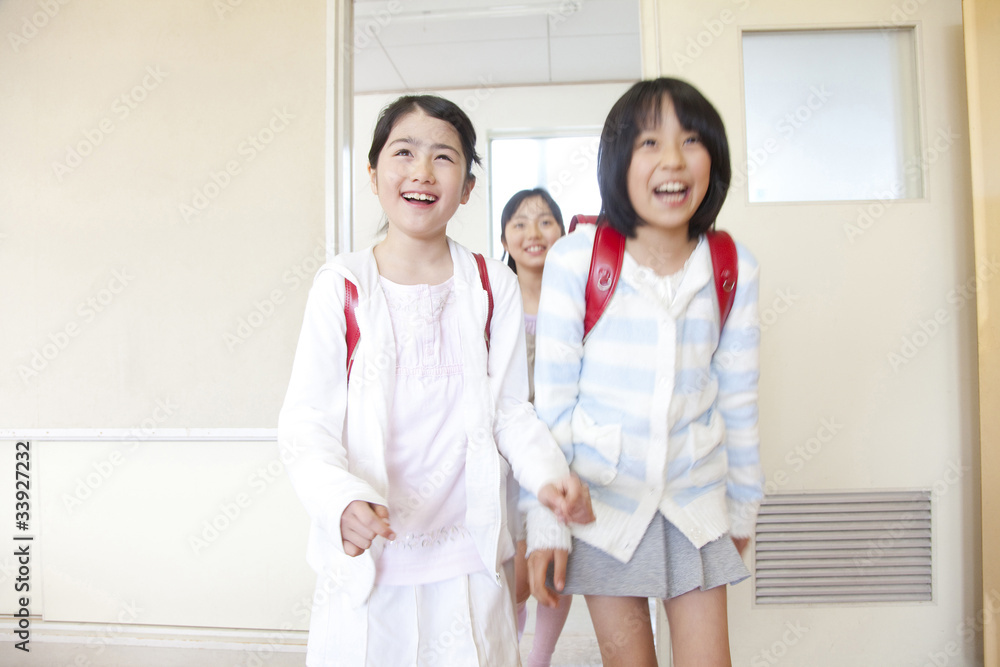 教室に入る小学生女子stock Photo Adobe Stock