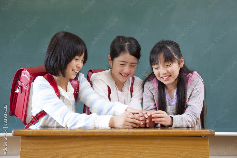 指でゲームをする小学生女子3人stock Photo Adobe Stock