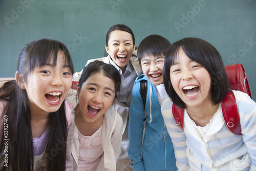 笑顔の小学生男女と女性教師