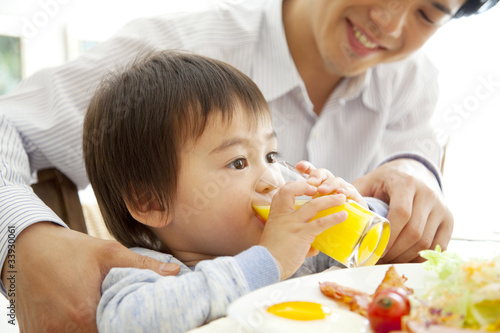 オレンジジュースを飲む男の子