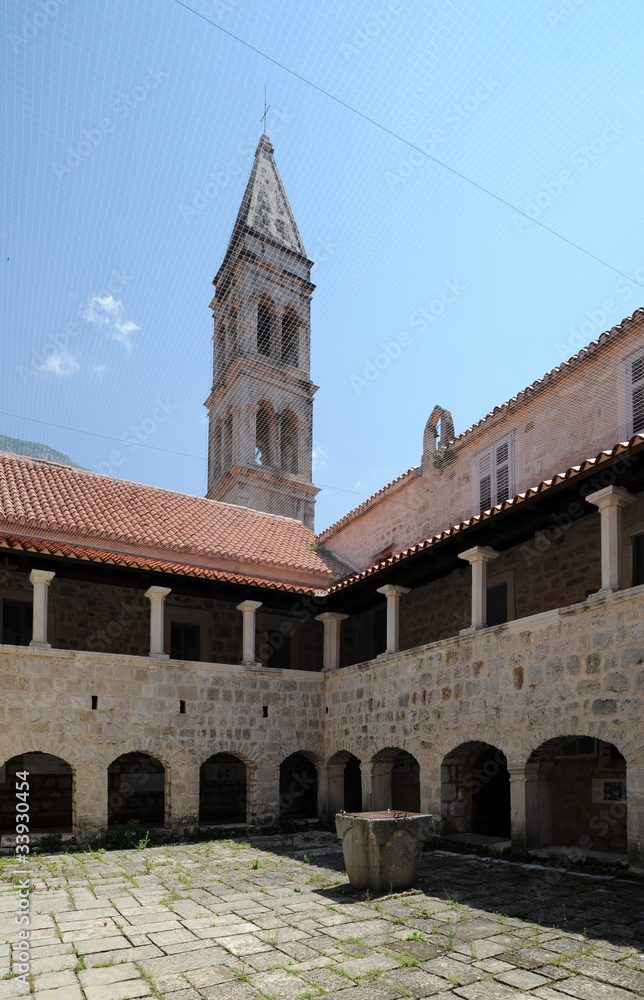 Makarska en Croatie - Cloître du monastère Sainte-Marie