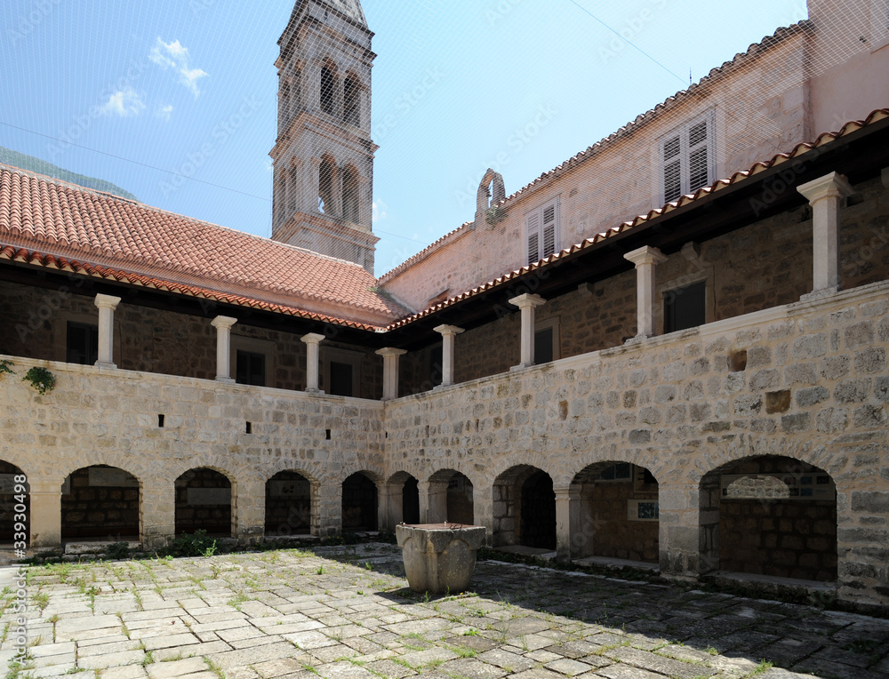 Obraz premium Makarska en Croatie - Cloître du monastère Sainte-Marie