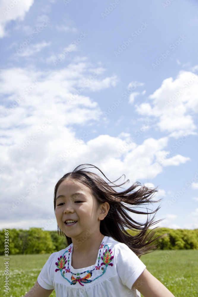 草原を走る女の子 草原を走る女の子