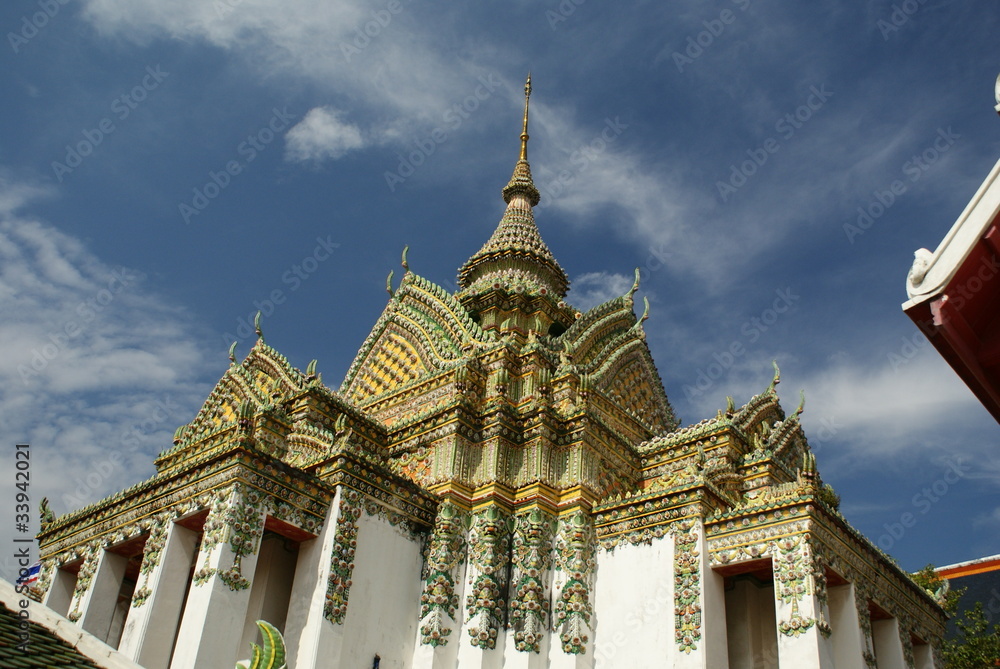 Fototapeta premium temple of reclining buddha
