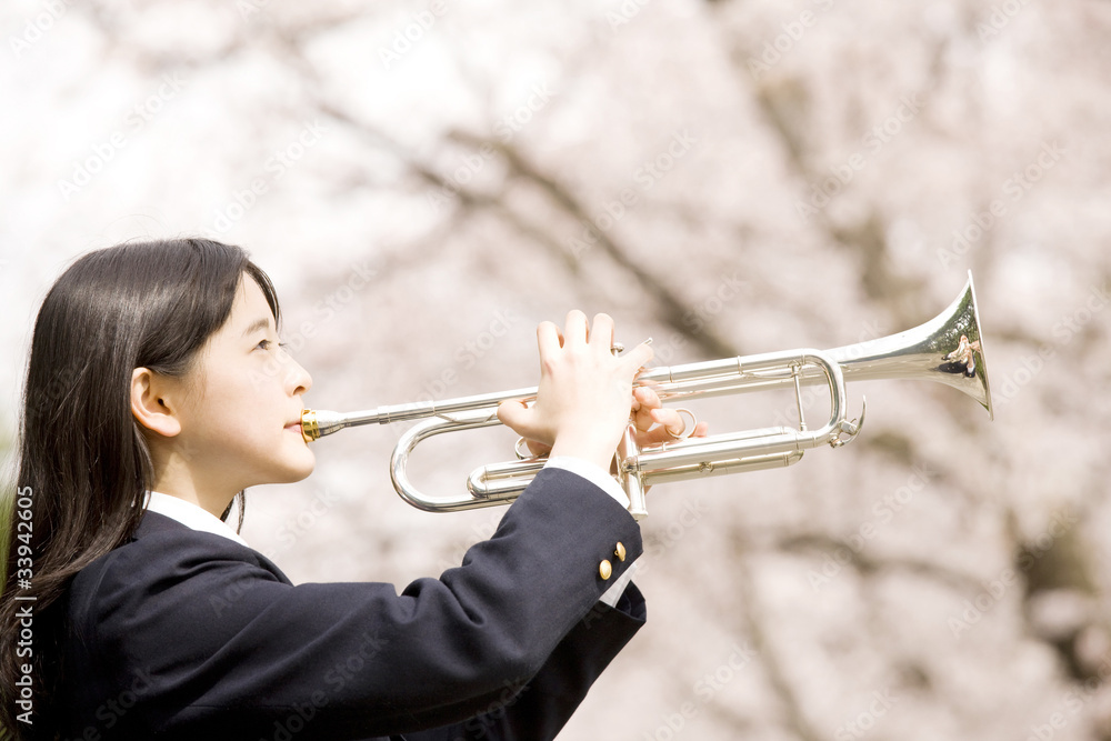 桜の下でトランペットを吹く女子中学生 Stock Photo Adobe Stock