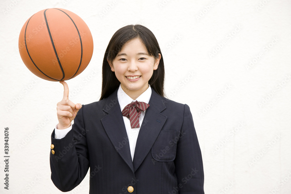 バスケットボールを持つ女子中学生
