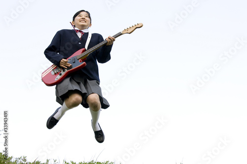 ギターを弾く女子中学生