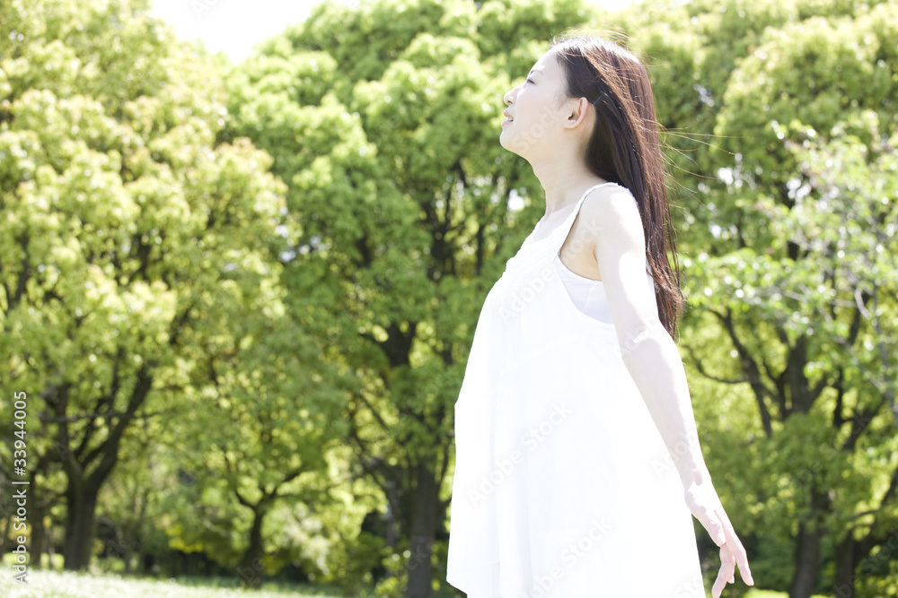 風にあたる女性