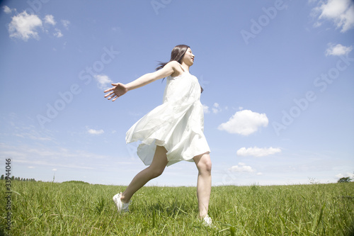 草原を走る女性
