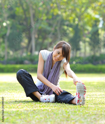 Fotografie woman doing stretching exercise
